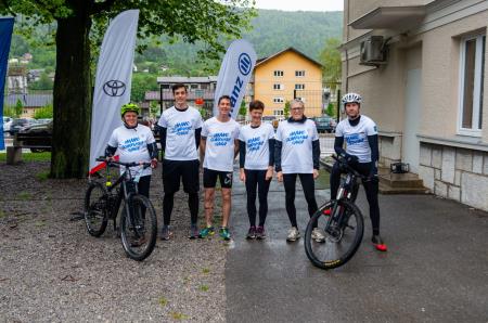 KLJUB KISLEMU VREMENU JE SLOVENSKA OLIMPIJSKA BAKLA V BOROVNICO PRINESLA OLIMPIJSKI ŽAR 2